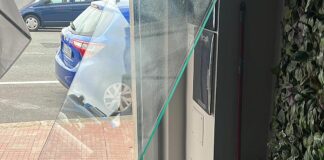 Genova, ancora furti con la spaccata nei locali, due arresti Quinto vetrata spaccata vetrina