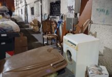 Genova, rifiuti ingombranti abbandonati a Sampierdarena: scoppia la rabbia dei cittadini
