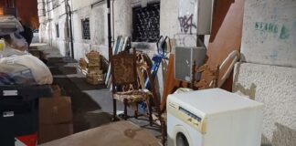 Genova, rifiuti ingombranti abbandonati a Sampierdarena: scoppia la rabbia dei cittadini