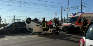 Genova, incidente a Pegli: si ribalta un’auto, una donna all’ospedale