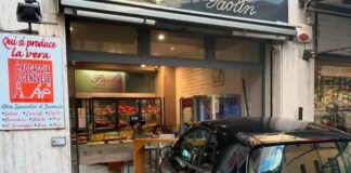 Genova, perde il controllo della Smart e sfonda la vetrina del panificio: paura a Nervi