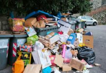 Genova, cassonetti pieni e rifiuti per strada: proteste dei cittadini rifiuti abbandonati