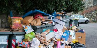 Genova, cassonetti pieni e rifiuti per strada: proteste dei cittadini rifiuti abbandonati