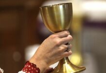 Prete ustionato dall’acido mentre beve il vino della comunione calice comunione prete