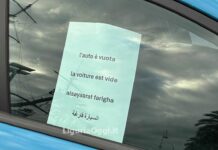 Genova, troppi furti sulle auto, turisti terrorizzati corrono ai ripari cartello furto su auto multilingua