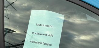 Genova, troppi furti sulle auto, turisti terrorizzati corrono ai ripari cartello furto su auto multilingua