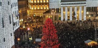 Whamageddon a Genova, migliaia di “vittime” alla cerimonia per albero di Natale Natale 2024 Genova albero piazza De Ferrari