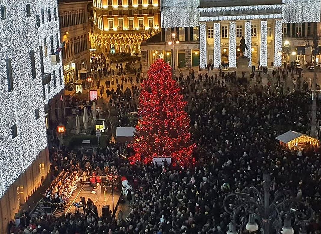 Natale 2024 Genova albero piazza De Ferrari