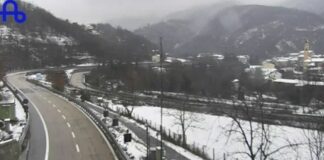 Neve in Liguria, situazione nella norma in Autostrada neve autostrada A7 Isola del Cantone 8 dicembre 2024