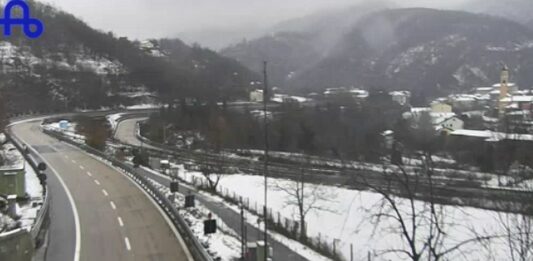Maltempo Liguria, nevicate in corso in A7 e in A26 neve autostrada A7 Isola del Cantone 8 dicembre 2024