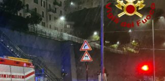 Genova, auto ribaltata in via Cantore a Sampierdarena auto ribaltata via Cantore 6 gennaio 2025
