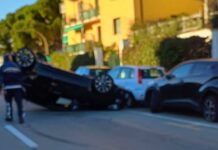 Genova, auto si ribalta in corso Europa: sul posto i soccorsi