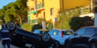Genova, auto si ribalta in corso Europa: sul posto i soccorsi