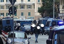 Genova, cresce la tensione nella zona di Staglieno per la presenza dell’ultradestra piazza tommaseo blindati polizia