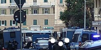 Genova, cresce la tensione nella zona di Staglieno per la presenza dell’ultradestra piazza tommaseo blindati polizia
