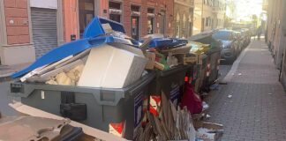 Pegli, bidoni stracarichi di spazzatura, la protesta dei residenti Pegli bidoni pieni Amiu
