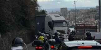Genova, camion perde gasolio e si blocca in viale Bracelli: strada chiusa e traffico in tilt
