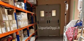 Genova, per tre giorni su una barella in un corridoio, la denuncia della famglia barella ospedale Villa Scassi