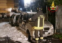 Savona, incendio a Legino, due auto distrutte vicino alla scuola incendio Savona sabato 25 gennaio 2025