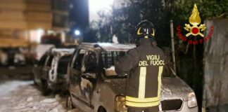 Savona, incendio a Legino, due auto distrutte vicino alla scuola incendio Savona sabato 25 gennaio 2025