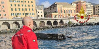 Genova, barca ribaltata all’imboccatura del porto di Pra’, salvate due persone barca rovesciata Pra'