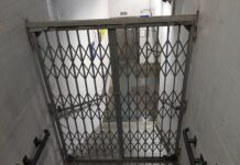 Genova, sottopassi chiusi a Sestri, viaggiatori costretti ad attraversare i binari sottopasso stazione sestri ponente chiuso