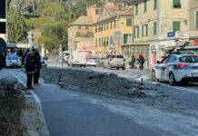 Genova, camion perde carico a Sestri Ponente: traffico in tilt