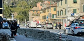 Genova, camion perde carico a Sestri Ponente: traffico in tilt