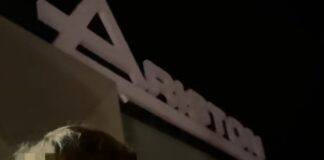 Sanremo, il 18enne Dedelate viola la sicurezza dell’Ariston e guarda il Festival da sopra le quinte