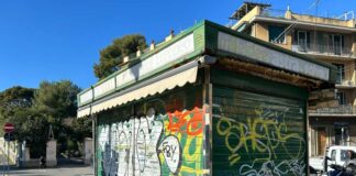 Genova, addio ad un simbolo di Quinto: chiude l’edicola di fronte ai giardini