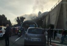Autostrade, caos in A10: auto in fiamme in galleria, quasi 15 km di coda