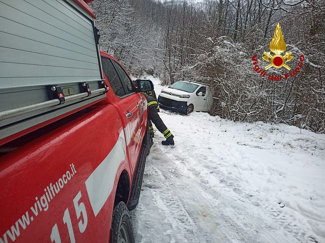 auto fuoristrada neve Montoggio 8 feb 2025