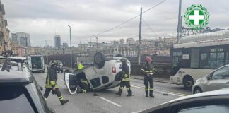 Genova, auto ribaltata in via Tolemaide, strada chiusa auto ribaltata