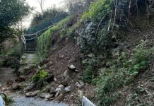 Genova, crolla muraglione, cinque famiglie isolate a Begato vecchia via Canova frana Begato