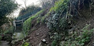 Genova, crolla muraglione, cinque famiglie isolate a Begato vecchia via Canova frana Begato