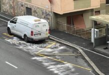 Genova, macchie oleose per le strade, ora arriva la macchina aspiratutto Marassi olio su strada viale Bracelli