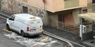 Genova, macchie oleose per le strade, ora arriva la macchina aspiratutto Marassi olio su strada viale Bracelli