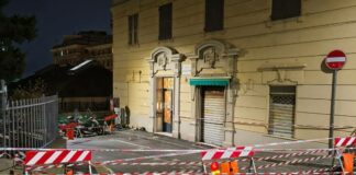 Genova, cadono calcinacci di un palazzo a Castelletto: strada chiusa