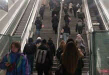 Genova, scale mobili della metropolitana ferme a De Ferrari: scattano le proteste
