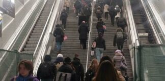 Genova, scale mobili della metropolitana ferme a De Ferrari: scattano le proteste