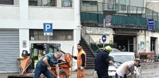 Maltempo a Genova, a Certosa anche il sindaco Piciocchi a spalare il fango Certosa sindaco Piciocchi spala fango