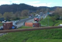 Autostrade, camion si ribalta in A15: soccorsi sul posto, chiuso lo svincolo
