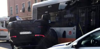 Genova, auto ribaltata in via Gianelli, traffico nel caos Nervi incidente 18 marzo 2025 via Murcarolo