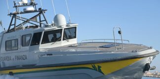 Genova, Guardia di Finanza salva naufraghi in mare Guardia Finanza barca