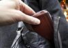 Marassi, raffica di furti di portafogli su bus e al mercato ladro portafogli borsa borseggio