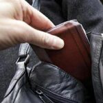 Marassi, raffica di furti di portafogli su bus e al mercato ladro portafogli borsa borseggio