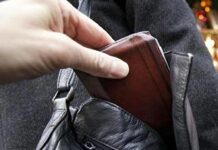Marassi, raffica di furti di portafogli su bus e al mercato ladro portafogli borsa borseggio