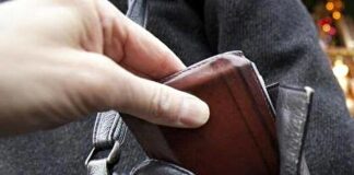 Imperia, allarme furti per strada, caccia a due borseggiatrici ladro portafogli borsa borseggio