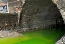 Pegli, acqua verde fosforescente nei rivi, allarme nel quartiere Pegli acqua verde in mare