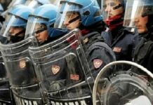 La Spezia, tensione per il corteo di Casapound polizia guerriglia reparto mobile
